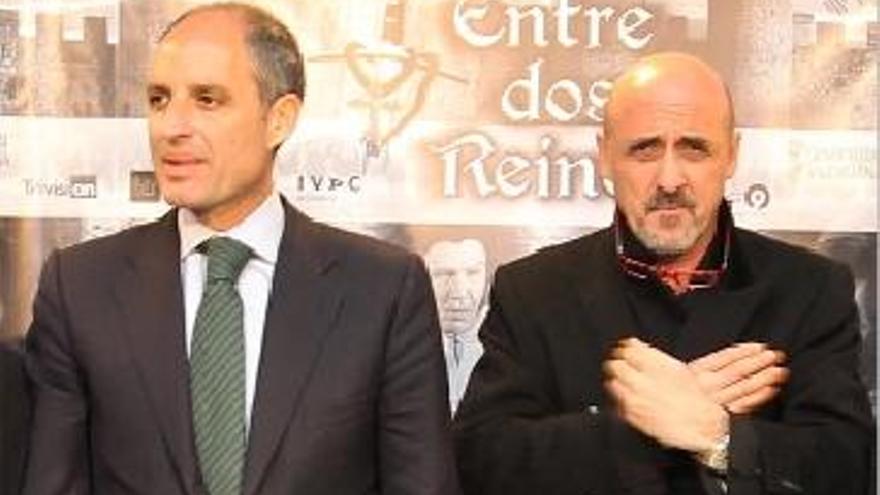 Perelló, junto a Camps, al presentar &quot;Entre dos reinos&quot;.