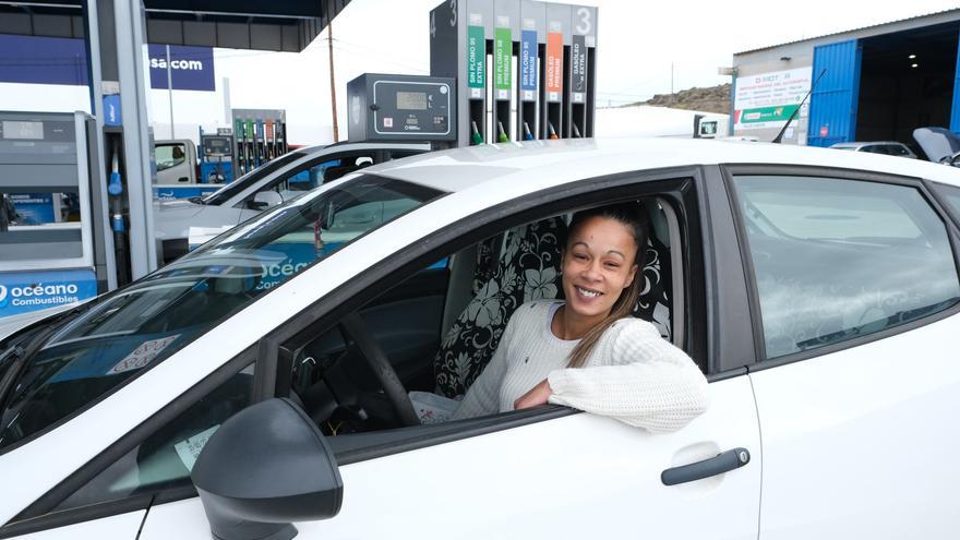 Conductores grancanarios en el día de inicio de la ayuda de 20 céntimos a la gasolina