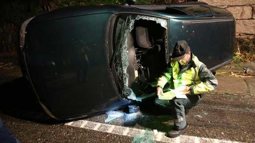 El coche que sufrió un vuelco. // Nick