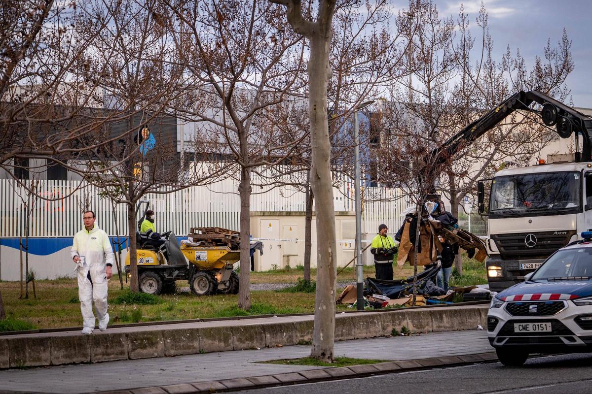 Barcelona desaloja el campamento de la Zona Franca Barcelona desaloja el campamento de la Zona Franca