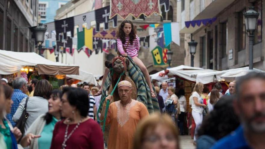 Asistentes a una pasada edición del mercado medieval.