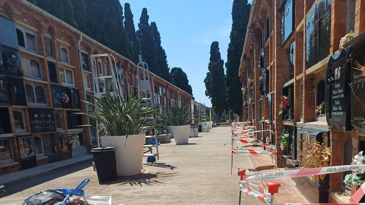 La primera de las intervenciones de urgencia se centra en el refuerzo estructural de los pilares de la zona de nichos del camposanto.
