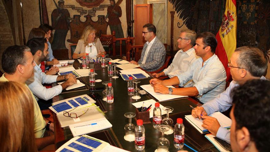 Reunión del equipo municipal con el delegado de Salud de la Junta, Carlos Bautista.