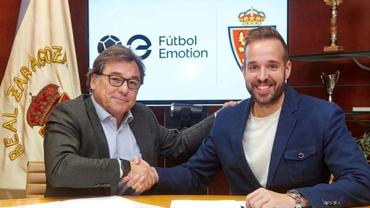 Raúl Sanllehí, director general del Zaragoza, y César Sánchez Broto, CEO de Fútbol Emotion, en la firma del acuerdo.