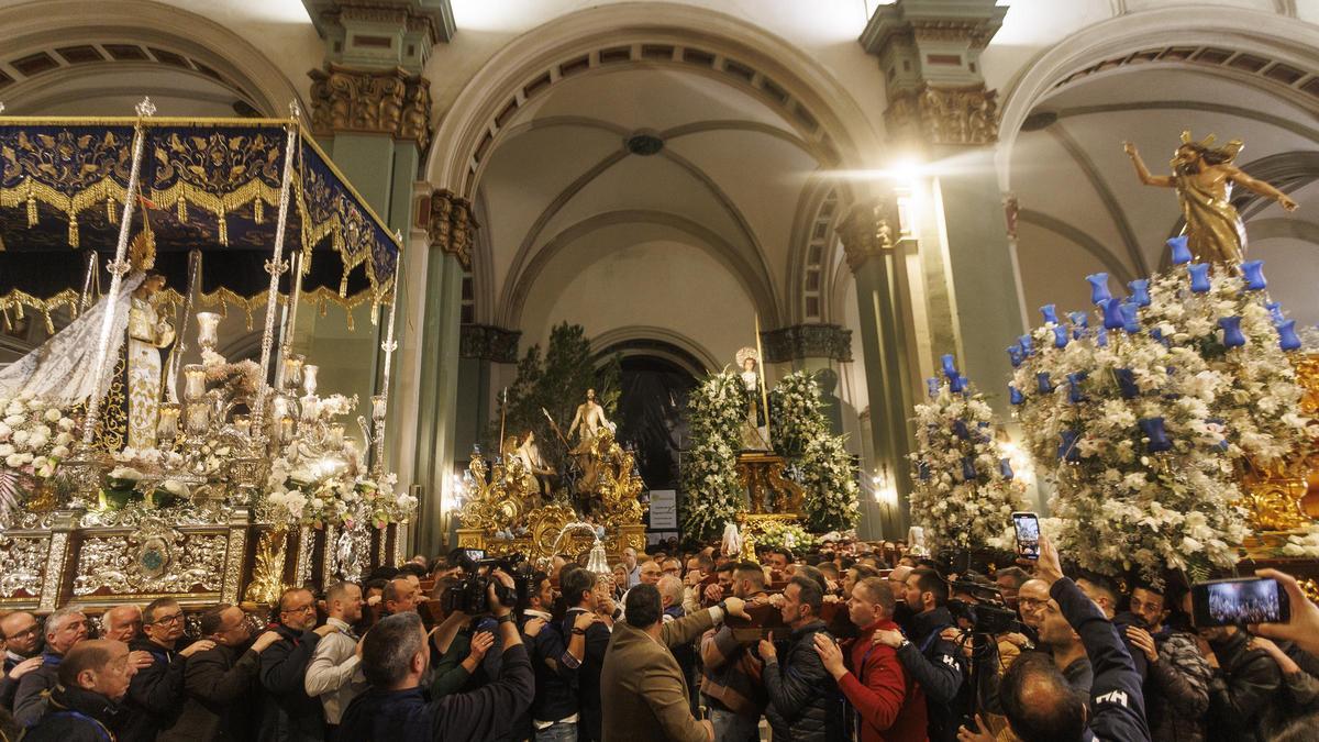 Los fieles solo pudieron ver, el año pasado, la imagen en el interior de la iglesia.