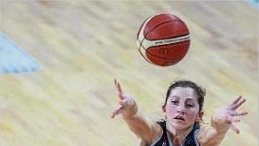 Noemí Jordana fent un passada en la semifinal de Copa.