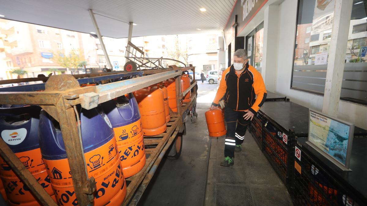 12-01-2021. CASTELLON. UNA USUARIA COMPRA UNA BOMBONA DE BUTANO EN LA GASOLINERA DE LA AVENIDA VALENCIA