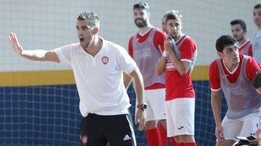 Chema Sánchez da instrucciones en un partido.