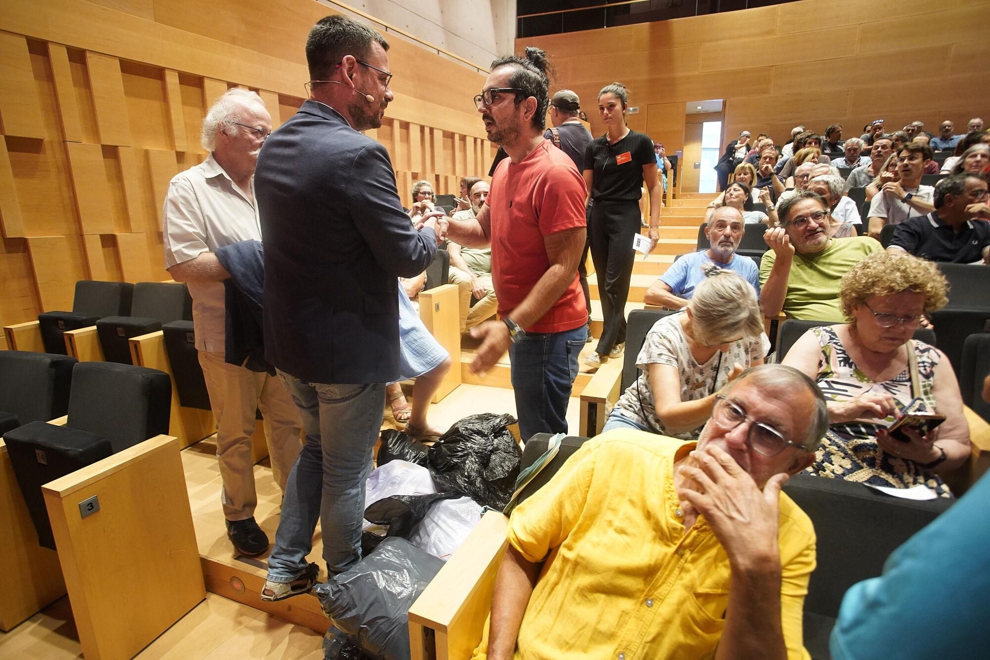 Girona Auditori alcalde de Girona, Lluc Salellas,conferència balanç meitat de mandat propostes pels pròxims dos anys Protesta veí amb bosses escombraries per la brutícia que hi ha als carrers contenidors recollida selectiva