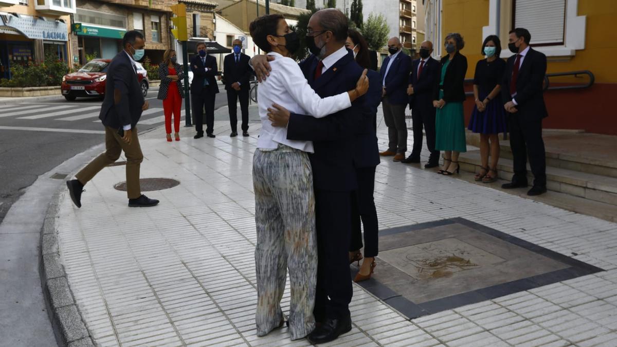 María Chivite y Javier Lambán se abrazan, este viernes, en Ejea