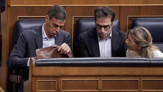 El president del Govern, Pedro Sánchez, el ministre d’Economia, Carlos Cuerpo, i la ministra de Treball, Yolanda Díaz, al Congrés dels Diputats.