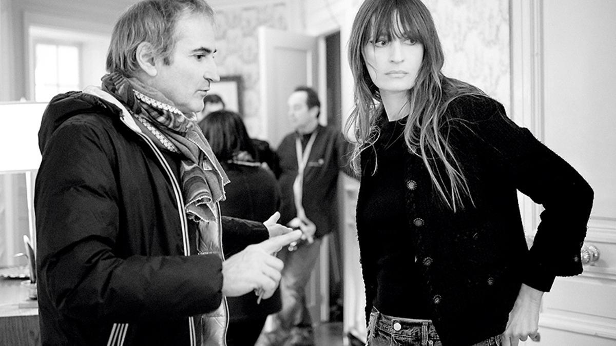 El director Olivier Assayas y Caroline De Maigret para la campaña de Gabrielle, de Chanel