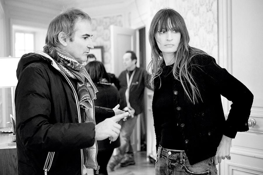 El director Olivier Assayas y Caroline De Maigret para la campaña de Gabrielle, de Chanel