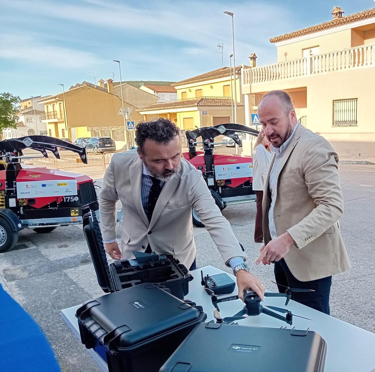 La Generalitat entrega drones y biotrituradoras en municipios de la Hoya de Buñol-Chiva.