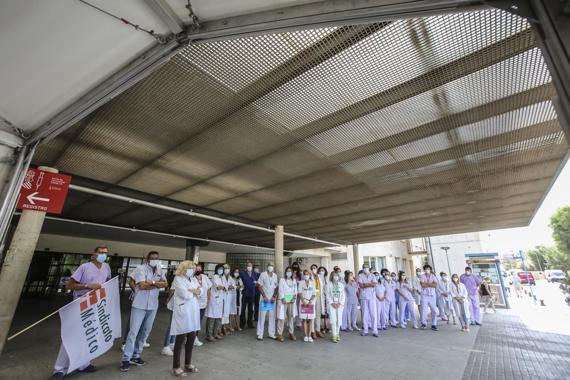 Protesta en los hospitales de la provincia en apoyo a los trabajadores de la UCI del Hospital La Plana