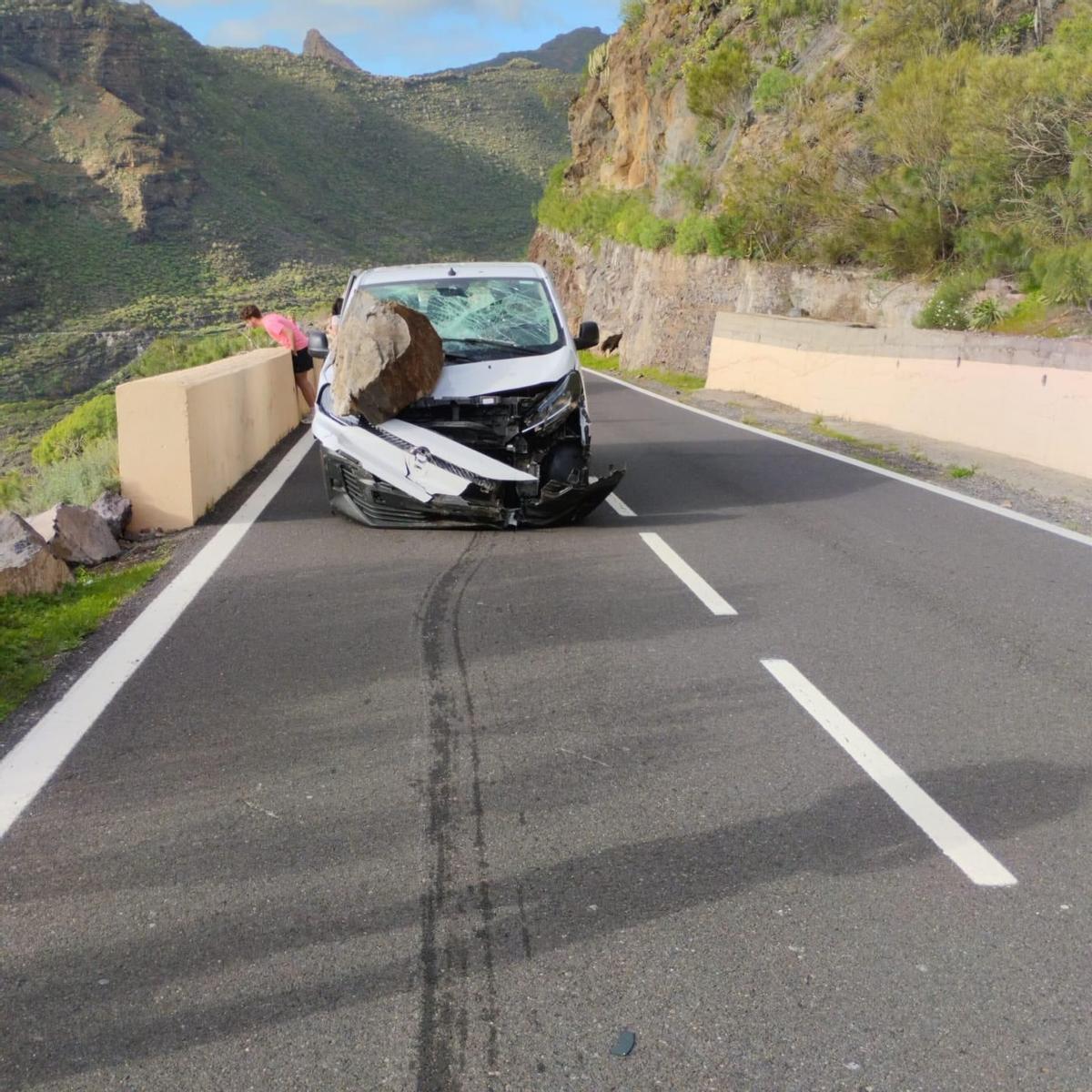 Una roca cae sobre un vehículo en Tamaimo