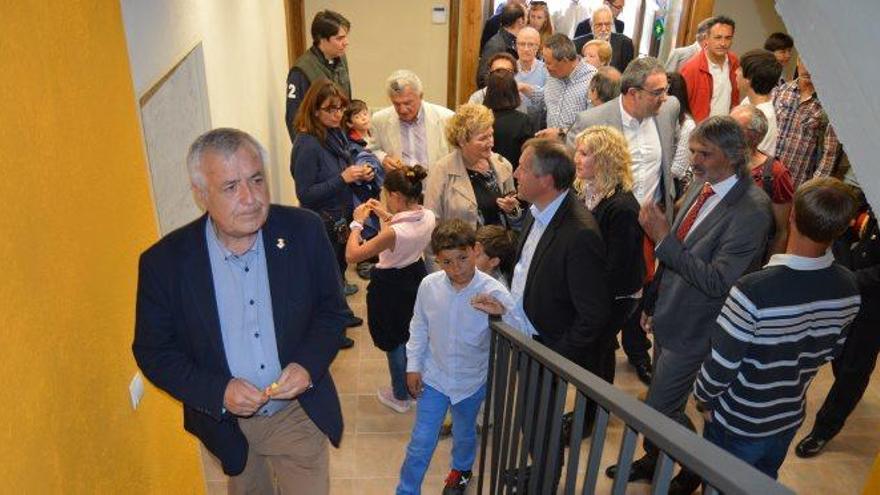 L&#039;alcalde, Bartomeu Baqué, inicia la visita a la nova casa gran de Bolvir, que ahir es va omplir de visitants