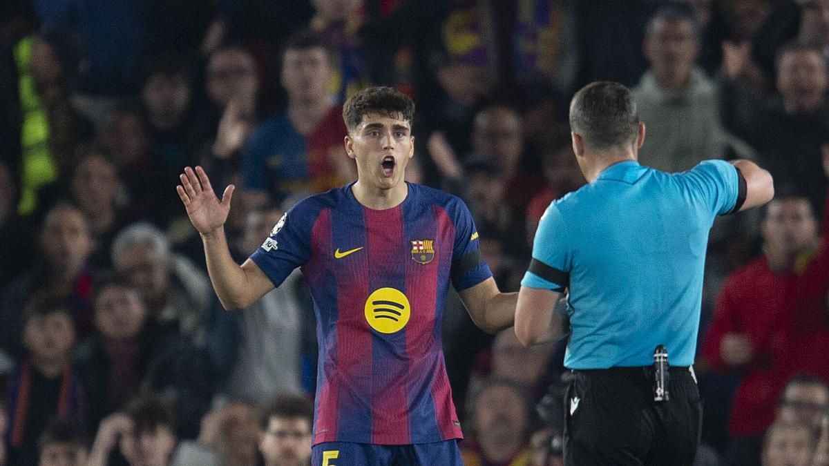 Cubarsí amonestado por el árbitro durante los cuartos de final ante el Atlético.