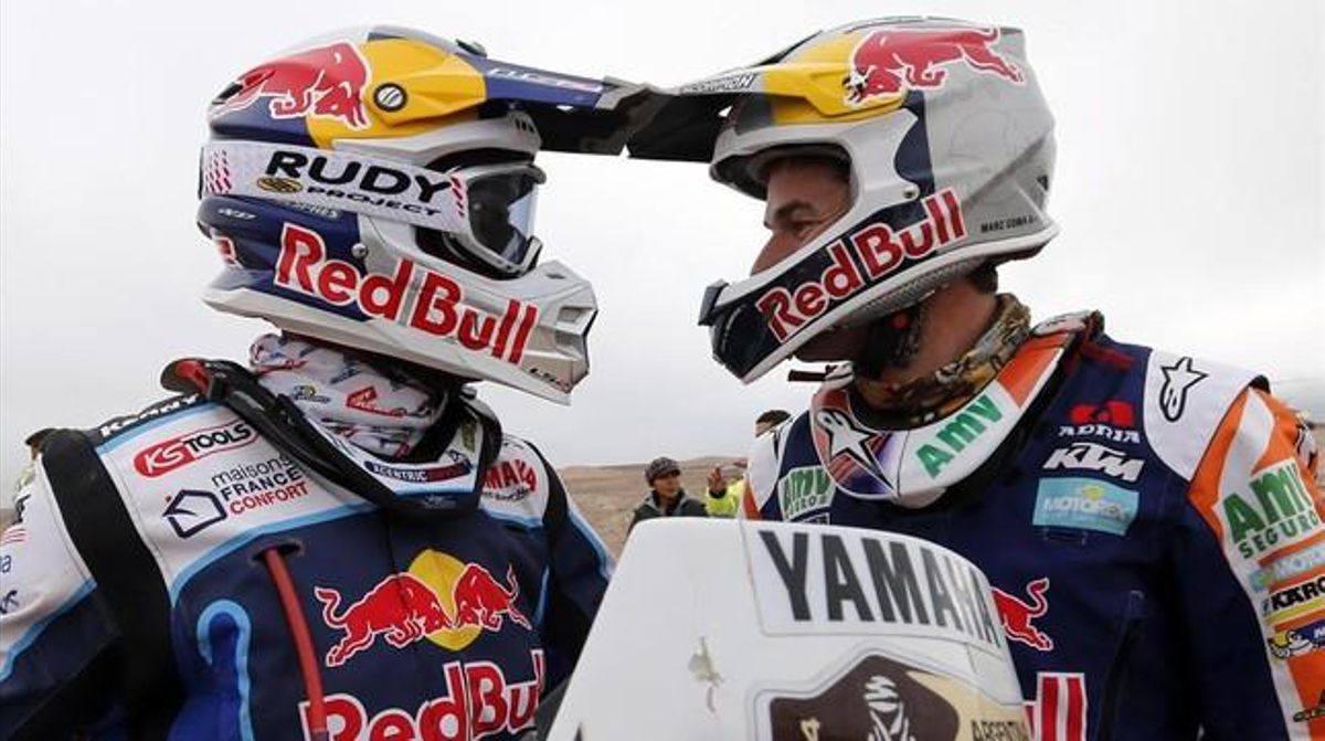 Cyril Despres parla amb Marc Coma abans de l’inici de la 12a etapa del Ral·li Dakar 2014.