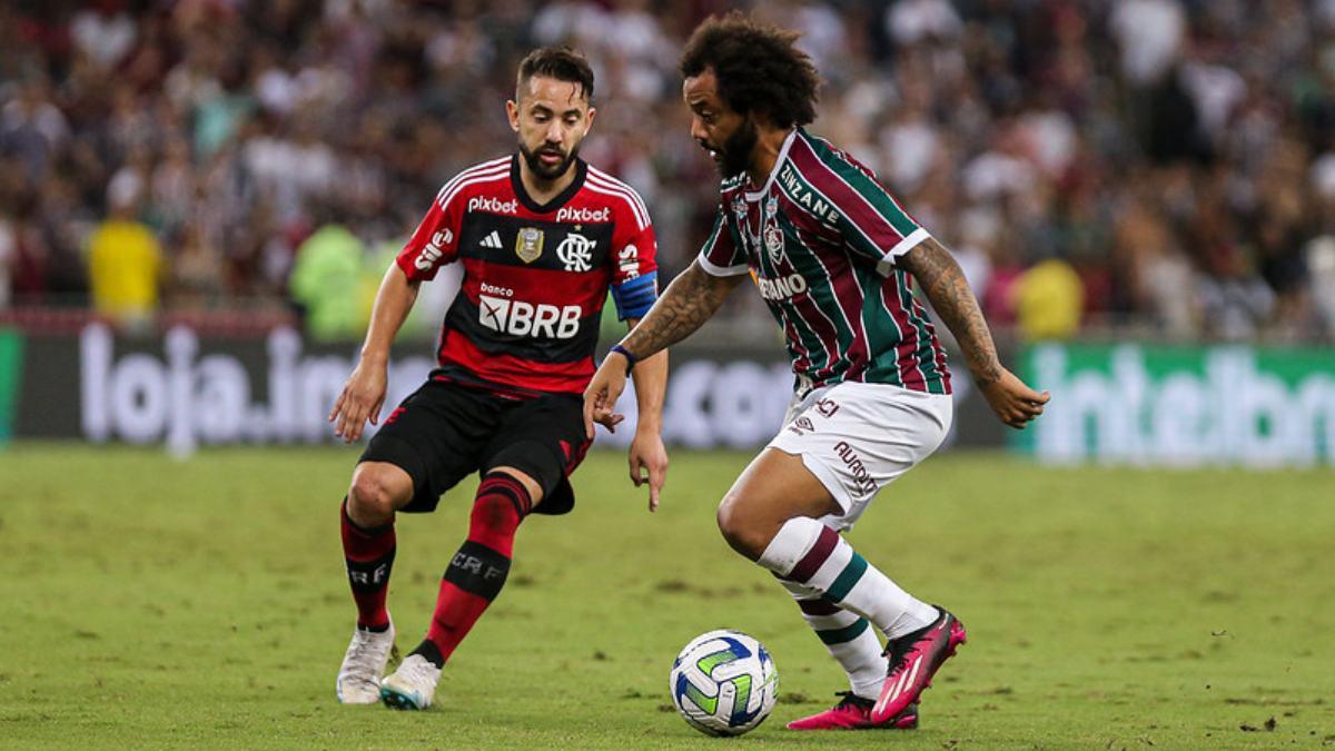 Marcelo controla el balón ante la presencia de Éverton Ribeiro