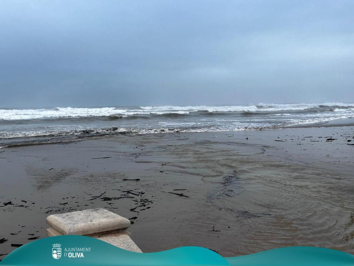 La playa de Oliva, este viernes, engullida por el agua.