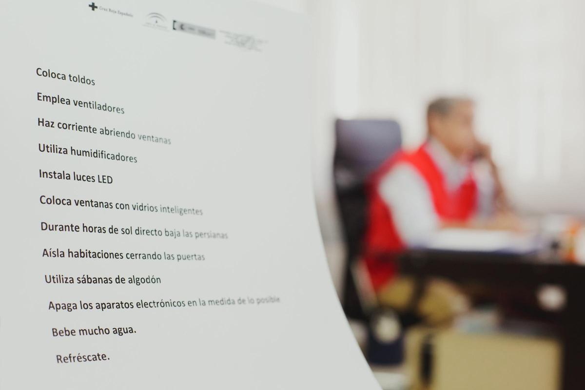 Un trabajador de Cruz Roja hace seguimiento telefónico de personas vulnerables.