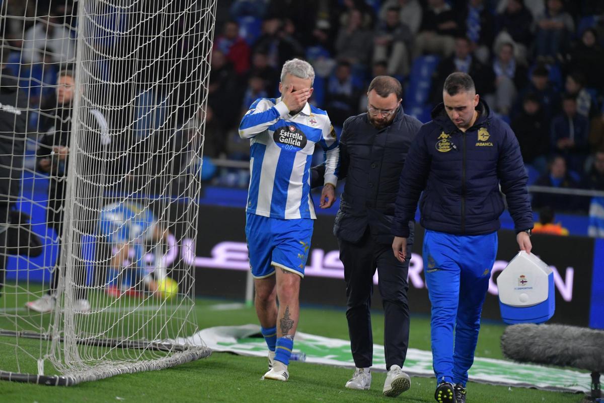 Mella, junto al doctor Mejuto, abandonando el campo lesionado