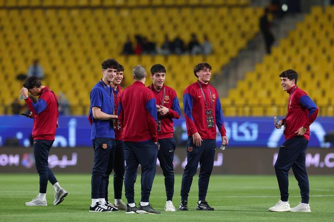 Supercopa de España. Los jugadores inspeccionan el césped antes de la semifinal entre el FC Barcelona y el Osasuna