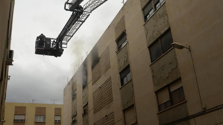 Los desalojados en el incendio de Almassora vuelven a casa