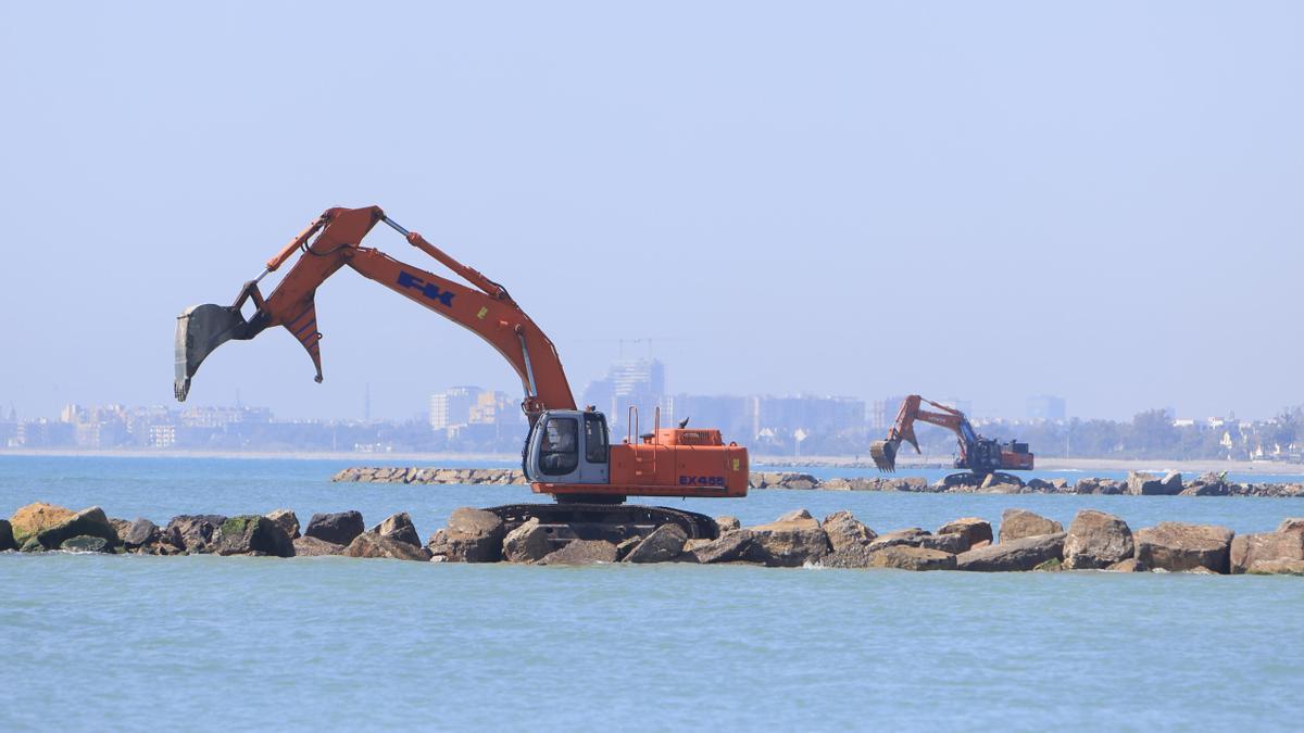 Trabajos de construcción en 2022 de los espigones en la playa Casablanca de Almenara, en Castellón.