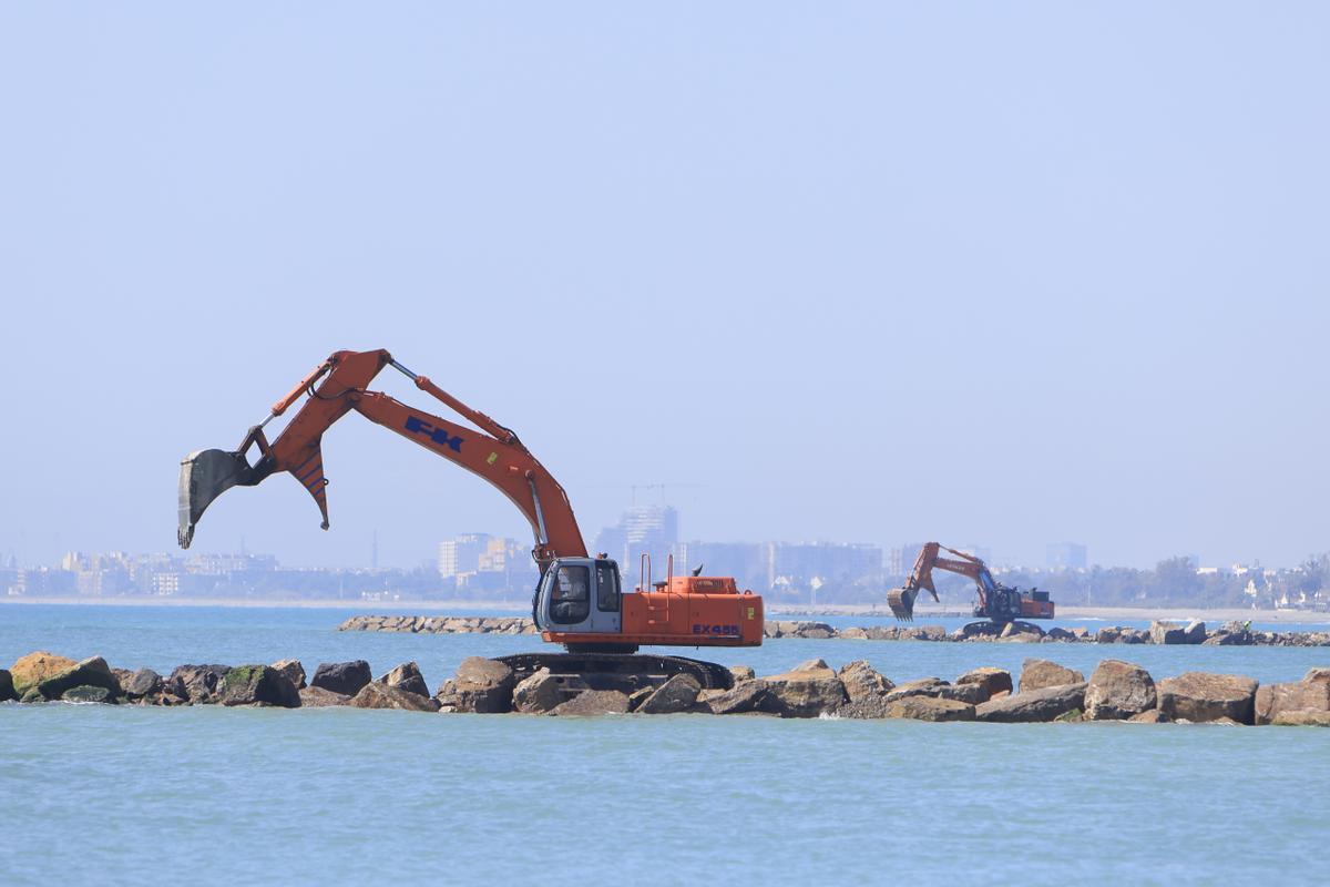 Trabajos de construcción en 2022 de los espigones en la playa Casablanca de Almenara, en Castellón.