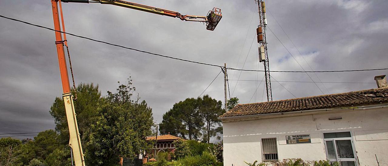 Trabajos en la zona de la Ermita de Xàtiva para colocar la antena-repetidor del Castell | PERALES IBORRA