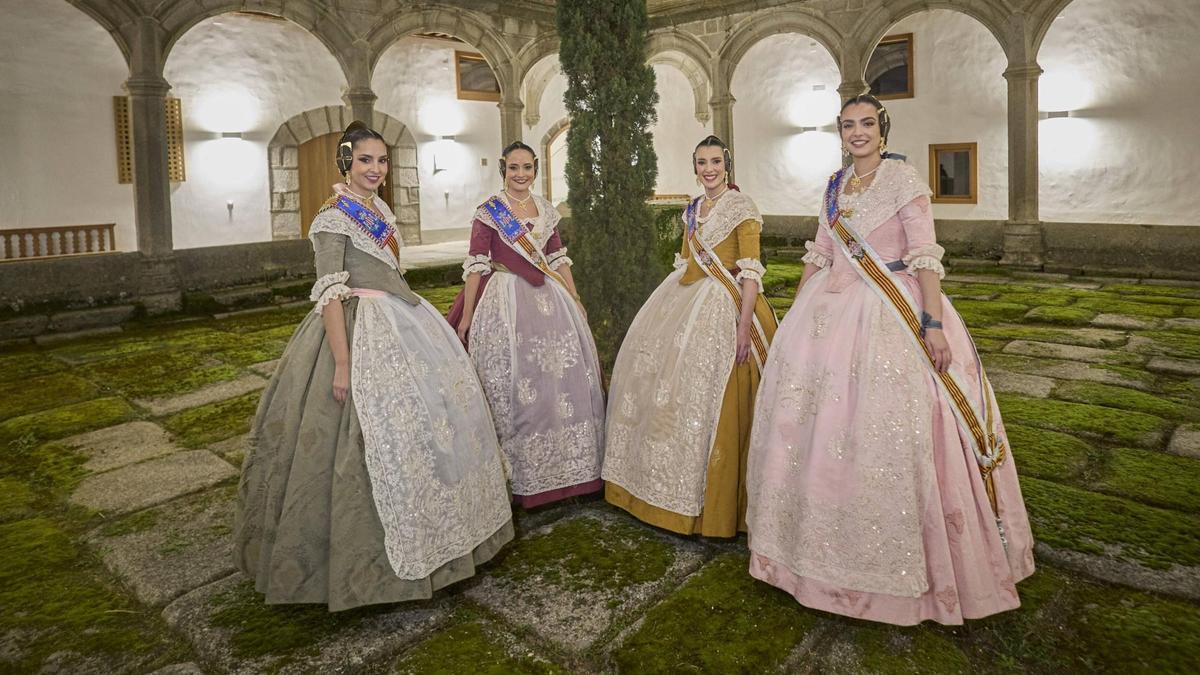 Cuatro falleras de la corte de honor, con los "segundos trajes"
