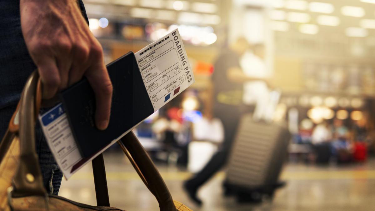 Un pasajero con su tarjeta de embarque en el aeropuerto.