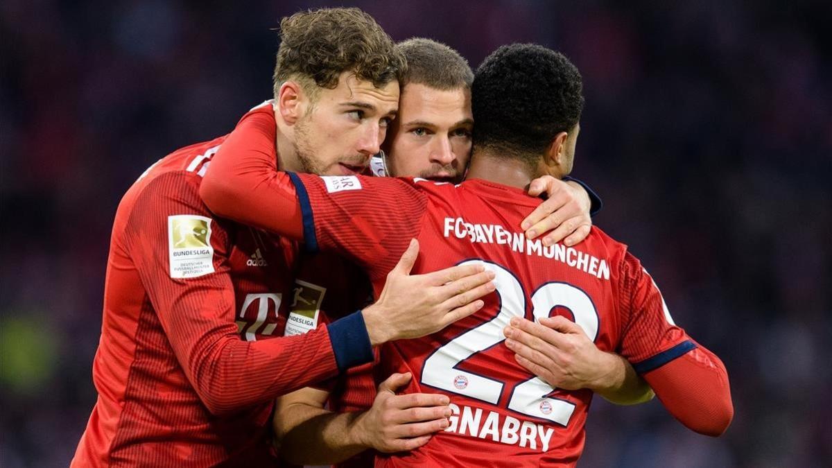 Serge Gnabry (R)  Leon Goretzka (L) and Joshua Kimmich celebran el segundo gol del Bayner al Stuttgart en el partiudo jugado en el Allianza Arena en enero.