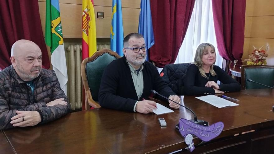 Por la izquierda, José Manuel Vallina, Roberto García y Esther Barbón, ayer en el Ayuntamiento. | M. Á. G.