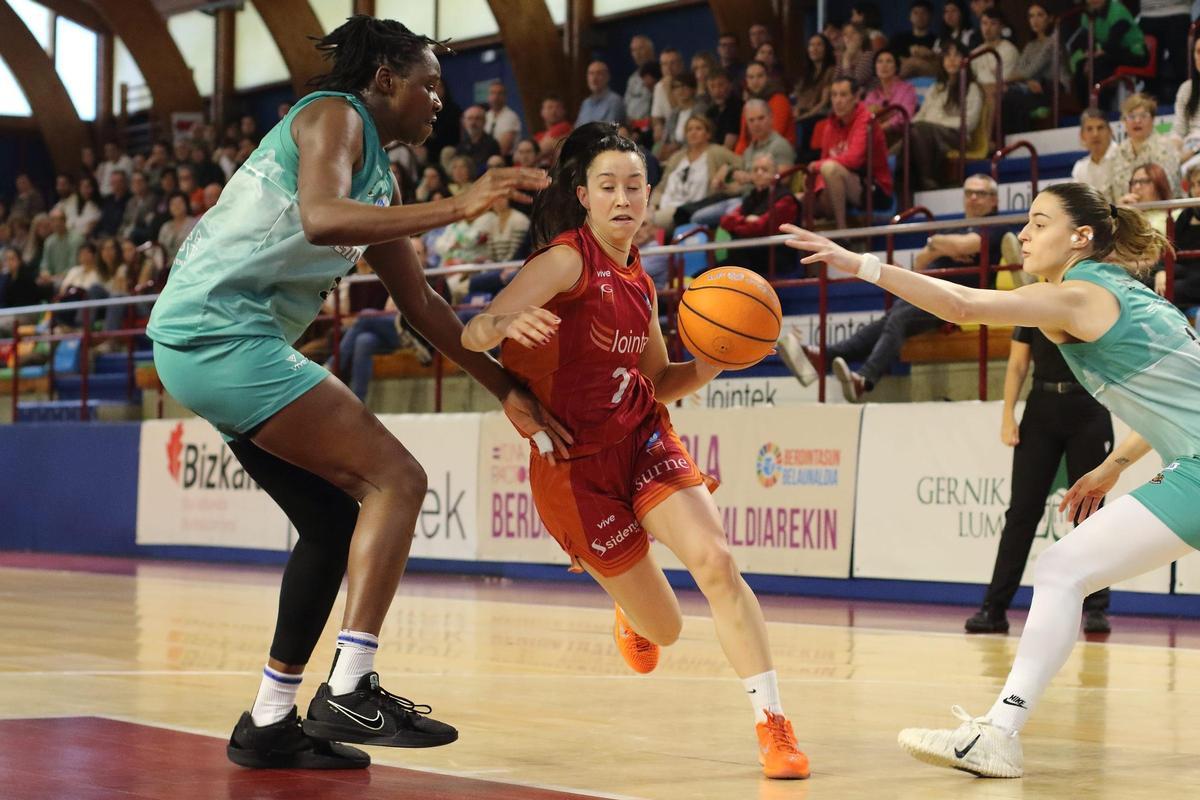 El equipo esteonero cosechó en tierras vascas un triunfo fundamental para prolongar su buena racha.