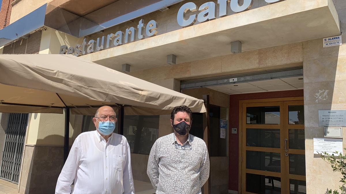 Rafael Pons, propietario, junto a su hijo, del mismo nombre, ante el restaurante Cafo&#039;s, que ocupa el local que en su día fue la discoteca.