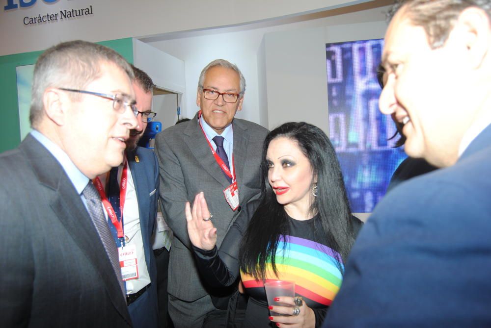 Alaska visita el estand de Maspalomas en Fitur