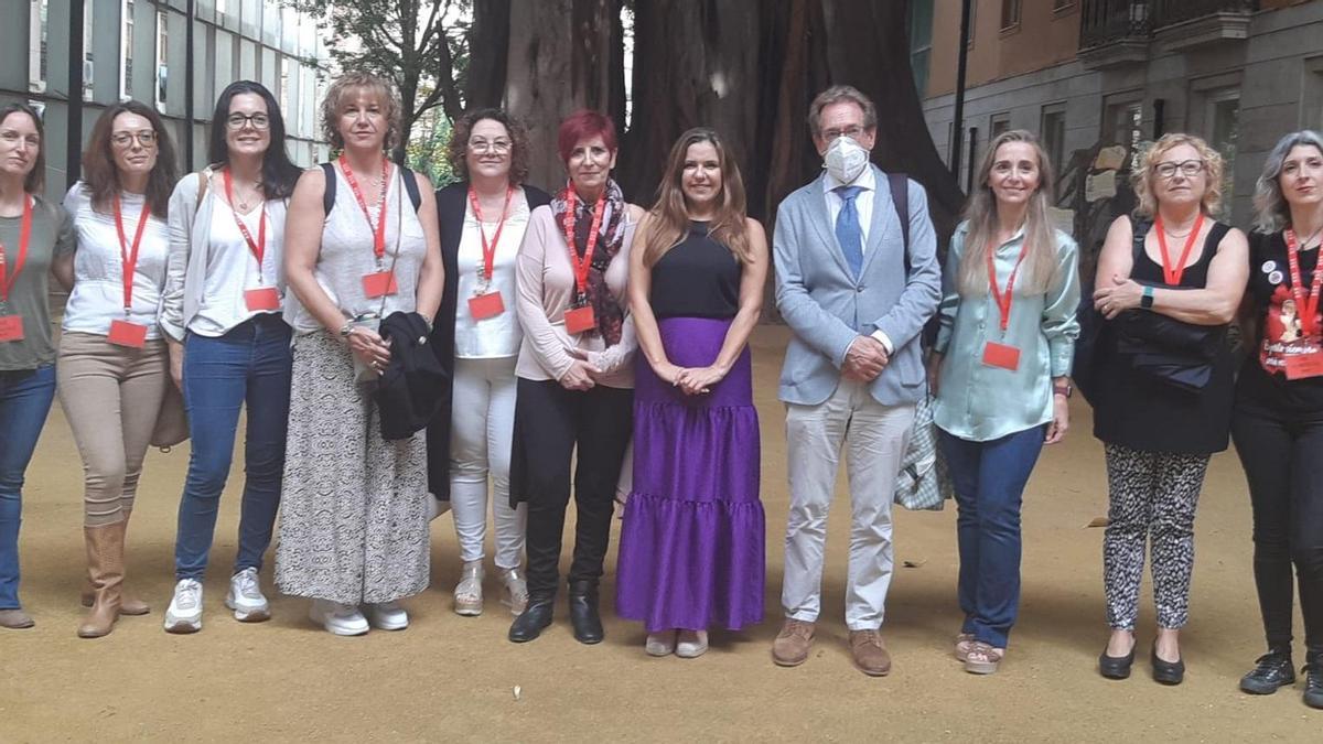 El conseller de Sanitat, Miguel Mínguez, junto a representantes de asociaciones de matronas y la portavoz adjunta de Compromís en Les Corts, Mònica Àlvaro.