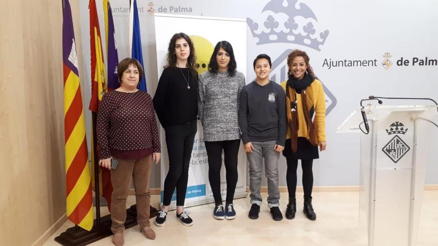 Aurora Jhardi, a la derecha, con representantes de personas trans y Joana M. Adillón.