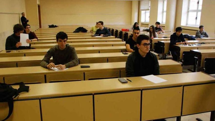A la izquierda, los alumnos antes de comenzar la prueba. A la derecha, uno de los profesores reparte los exámenes.