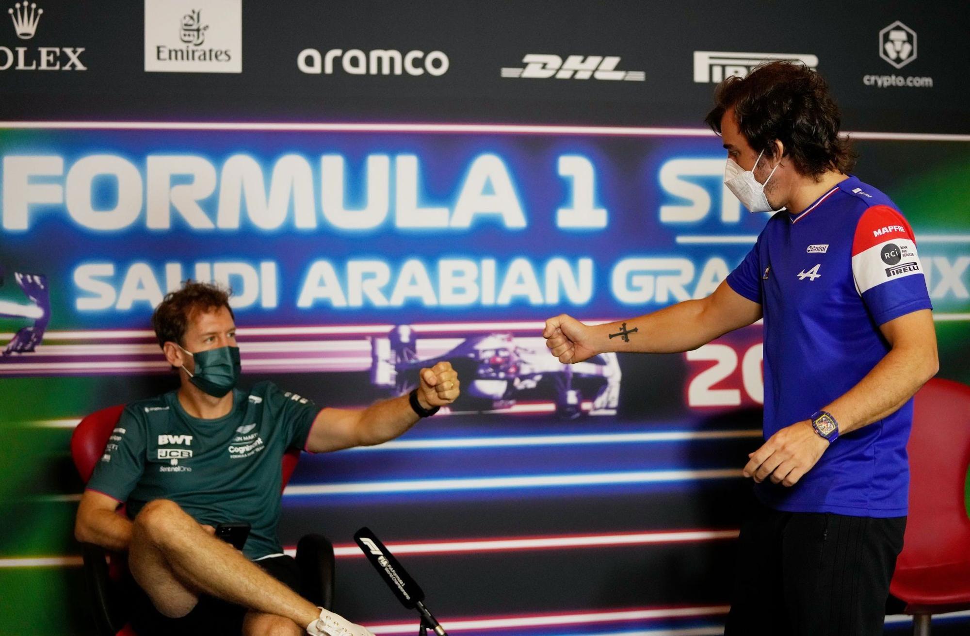 Vettel saluda a Alonso en la rueda de prensa de Jeddah