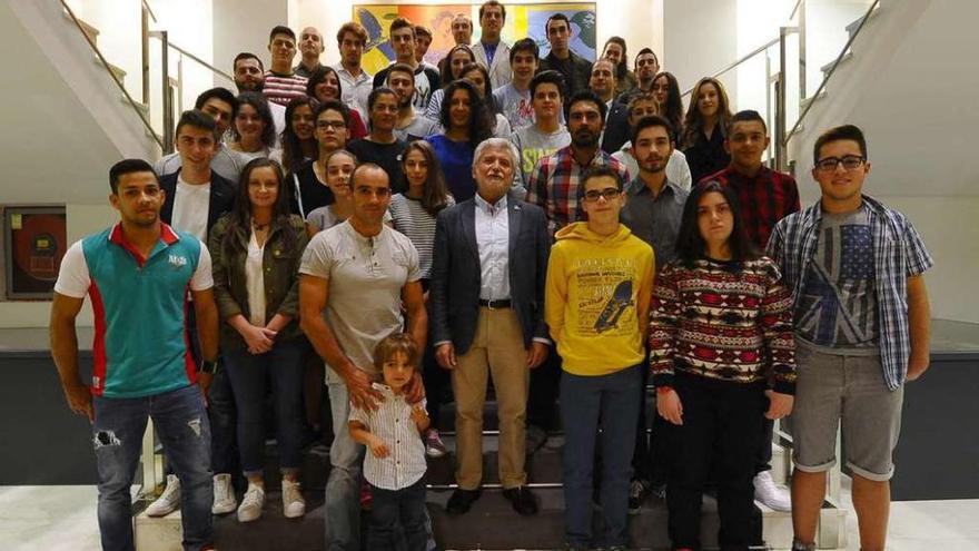 Foto de familia de los deportistas con el vicepresidente de la Diputación, Rosendo Fernández. // J.Regal