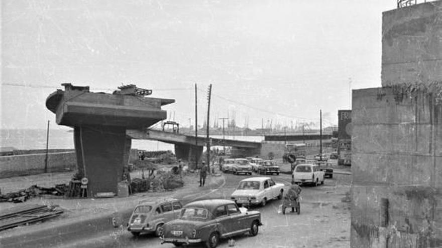 Obras de construcción del «escaléxtric» en la avenida Juan Bautista Lafora en 1970.