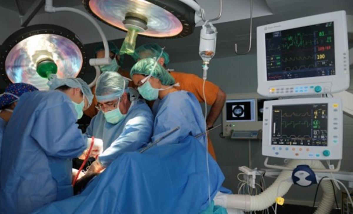 Imatge d’una operació a l’hospital de Bellvitge.