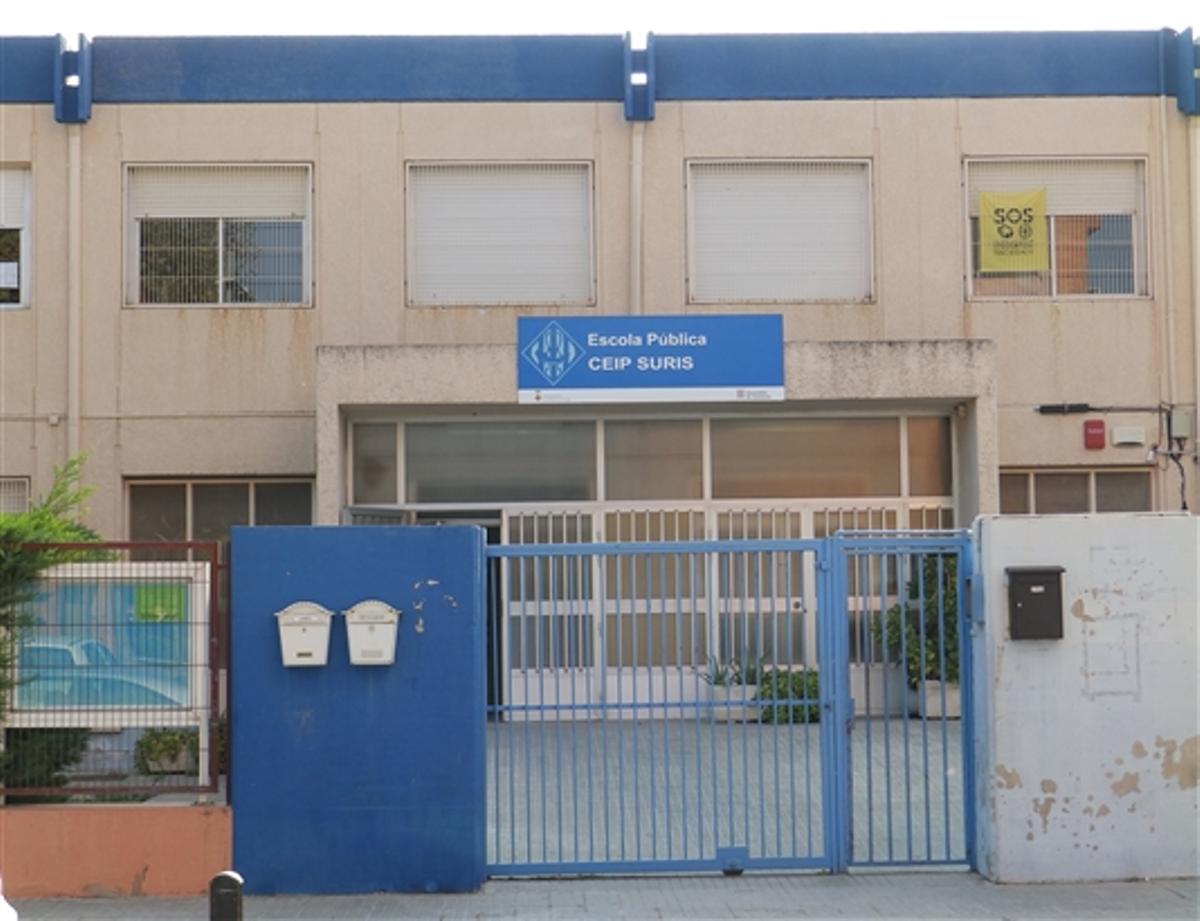 Famílies de Cornellà denuncien el tancament d’un dels dos grups d’I3 de l’escola Suris Famílies de Cornellà denuncien el tancament d’un dels dos grups d’I3 de l’escola Suris