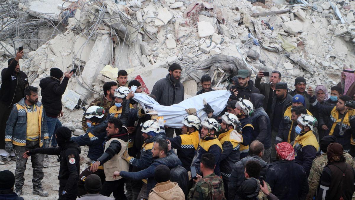 Equipos de rescate recuperan un cuerpo sin vida de los escombros de un edificio destruido  en la ciudad de Jindayris 