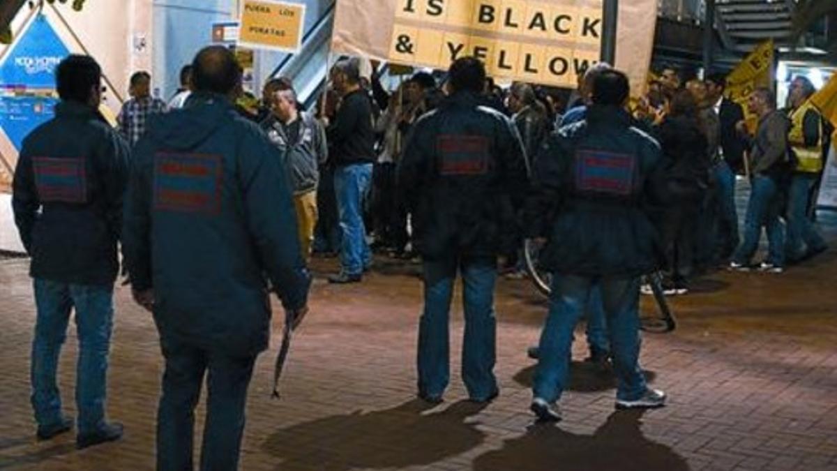 Empleados de Alemán Eventos frente a la protesta de taxistas, en la que la Urbana evitó ir más allá del insulto.