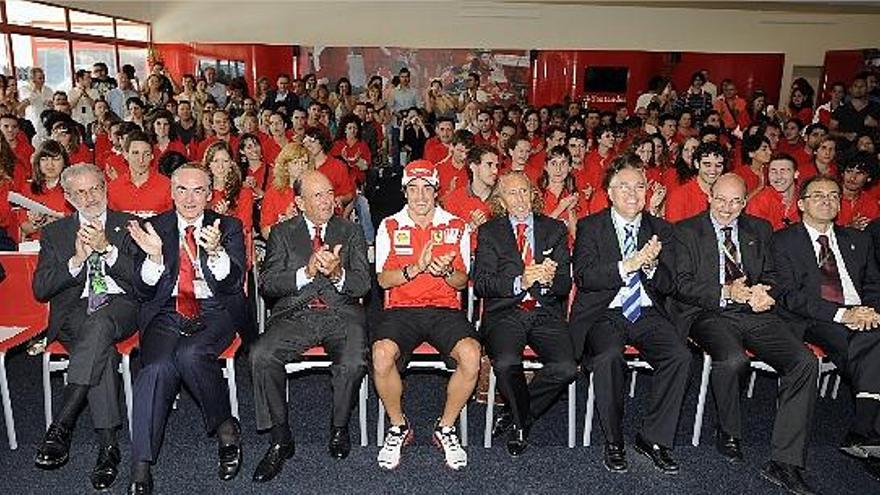 El presidente del Banco Santander, Emilio Botín, con el corredor Fernando Alonso, rodeados de rectores y premiados.